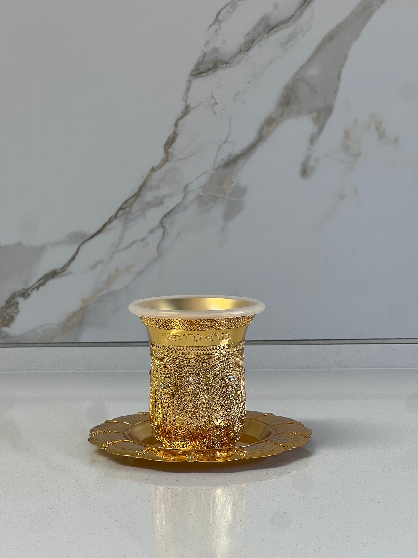 גביע קידוש זהב משובץ